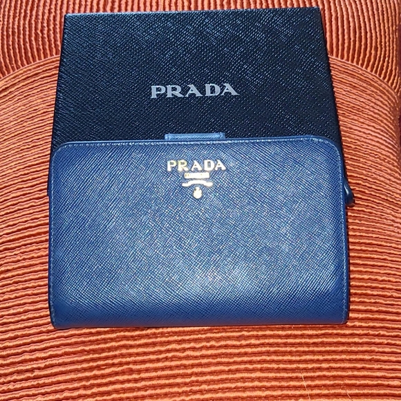 Prada wallet in navy blue - Picture 1 of 7